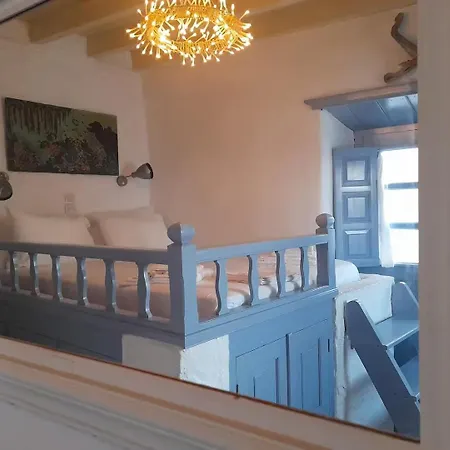 Traditional 2 Bd Chora House With Terrace Apartment