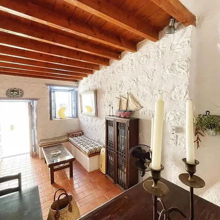 Traditional 2 Bd Chora House With Terrace Apartment