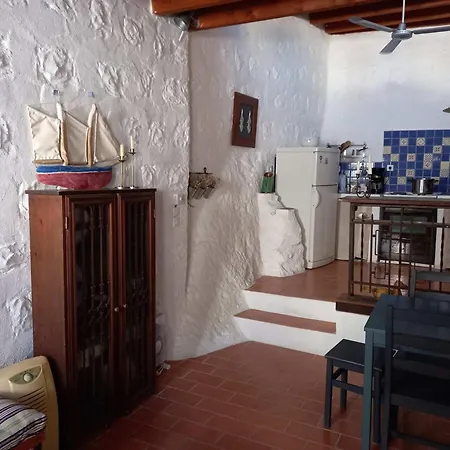 Traditional 2 Bd Chora House With Terrace Apartament