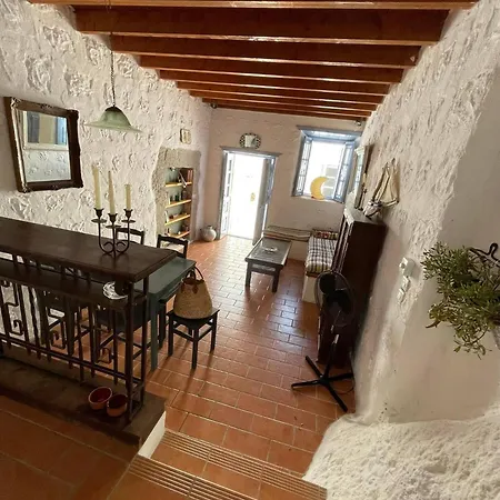 Traditional 2 Bd Chora House With Terrace
